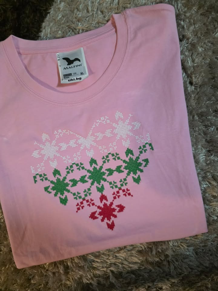 Тениска с шевица "Сърце" в цветовете на България