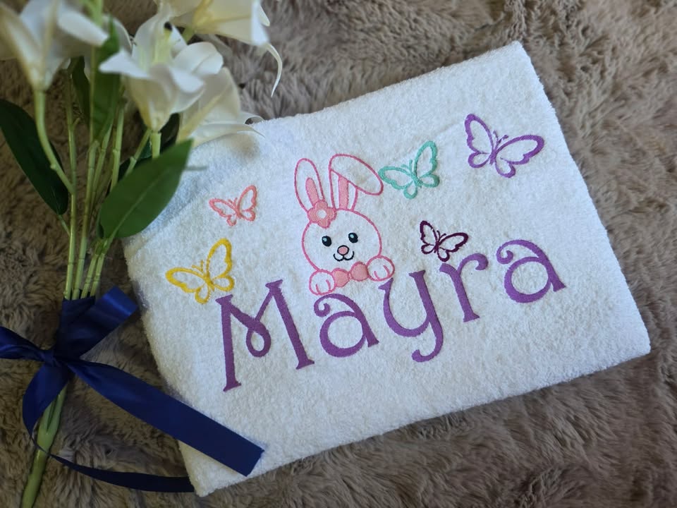 Детска кърпа с персонално име — зайче и пеперуди