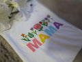 Тениска с бродерия "МАМА" — цветна и весела