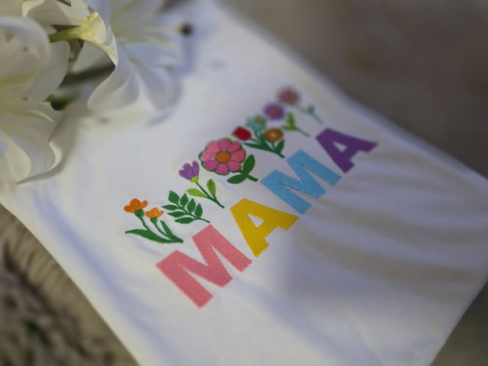 Тениска с бродерия "МАМА" — цветна и весела