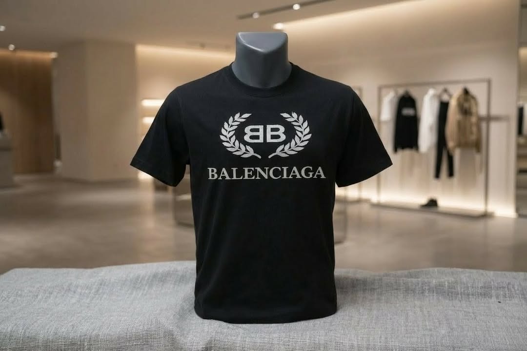 Balenciaga Crest Logo – Бяла тениска с бродерия